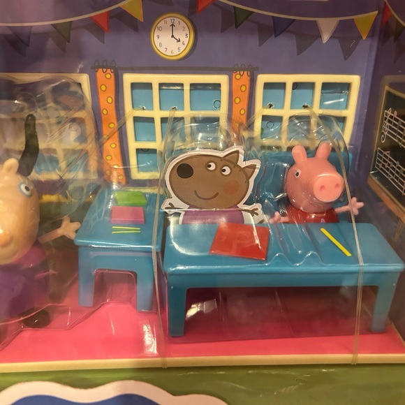 Peppa Pig School Playset & Figures NEW !! - Picture 8 of 9